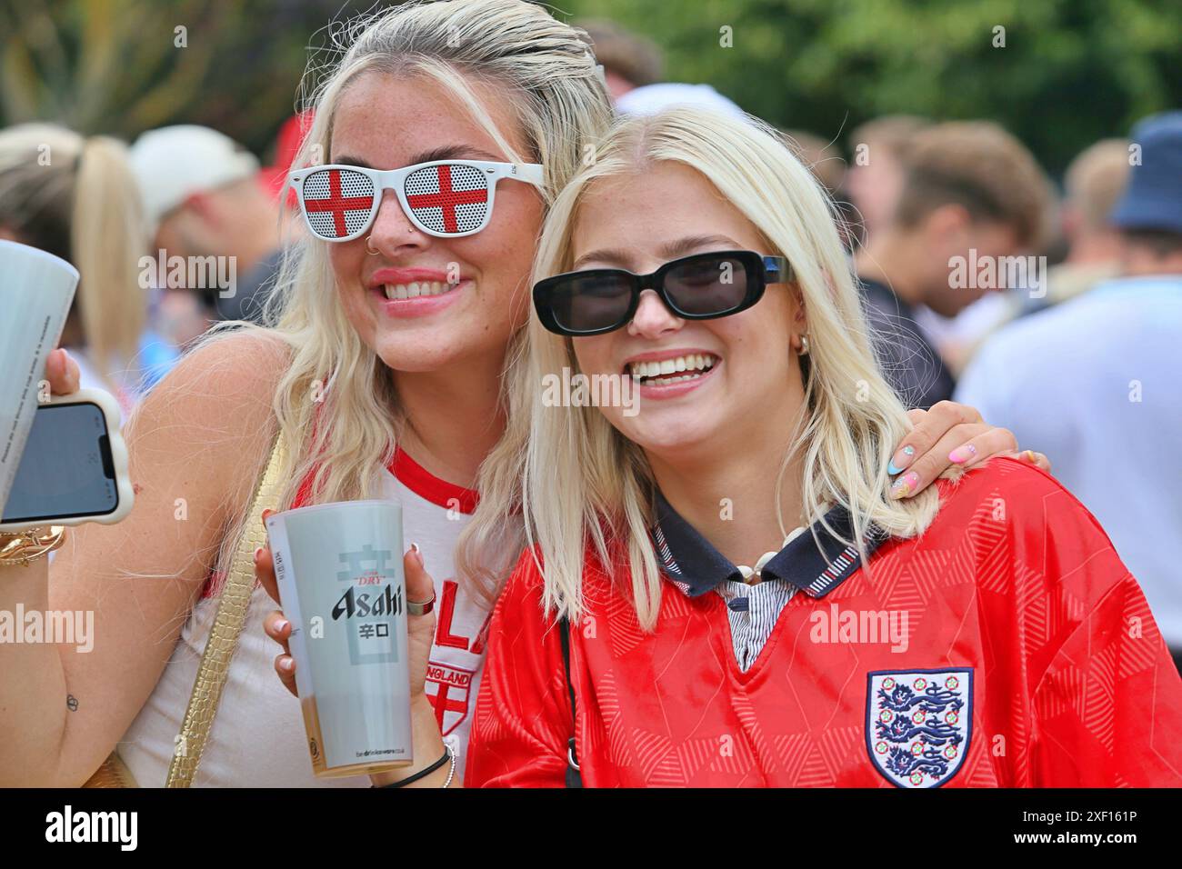 Brighton, East Sussex, Großbritannien. 30. Juni 2024. Emile Heskey und Fußballfans im „4TheFans“ Big Screen Fanpark, St Peters Church, Central Park, Brighton East Sussex England UK. England gegen Slowakei 2024 UEFA Euro 30. Juni 2024 Credit: Caron Watson/Alamy Live News. Stockfoto