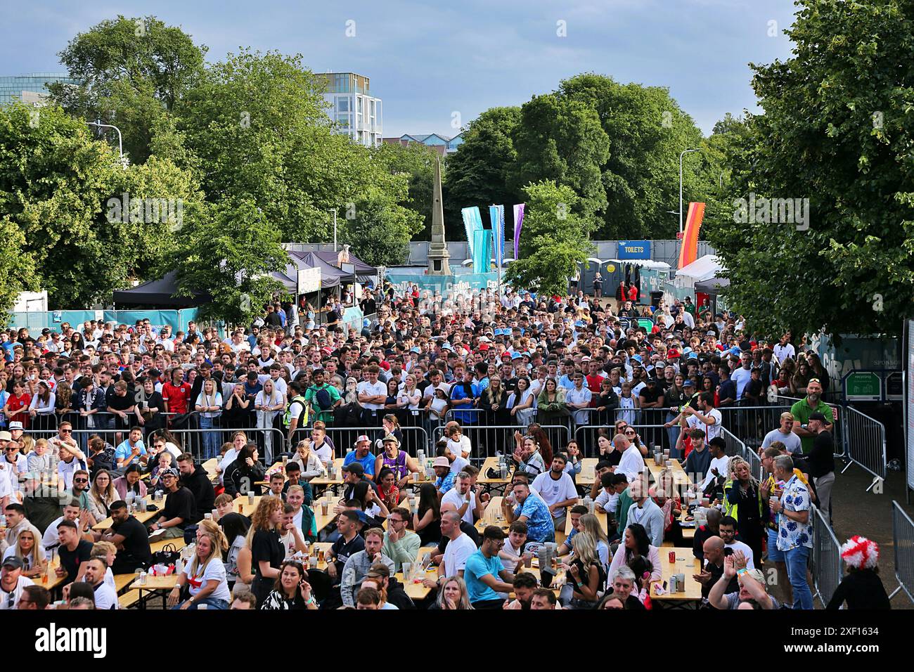 Brighton, East Sussex, Großbritannien. 30. Juni 2024. Emile Heskey und Fußballfans im „4TheFans“ Big Screen Fanpark, St Peters Church, Central Park, Brighton East Sussex England UK. England gegen Slowakei 2024 UEFA Euro 30. Juni 2024 Credit: Caron Watson/Alamy Live News. Stockfoto