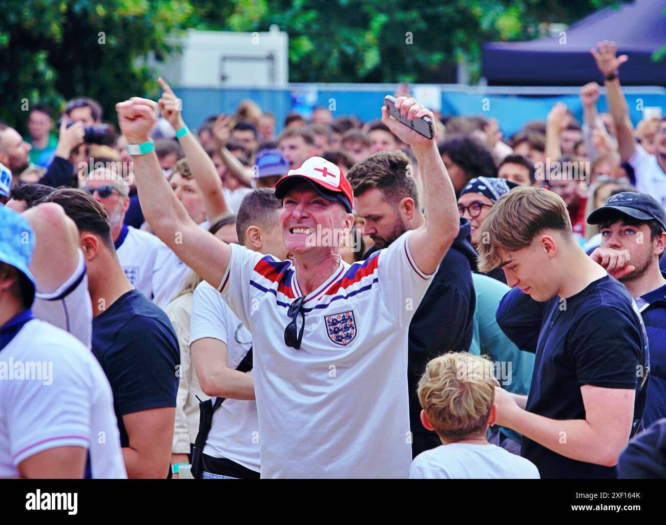 Brighton, East Sussex, Großbritannien. 30. Juni 2024. Emile Heskey und Fußballfans im „4TheFans“ Big Screen Fanpark, St Peters Church, Central Park, Brighton East Sussex England UK. England gegen Slowakei 2024 UEFA Euro 30. Juni 2024 Credit: Caron Watson/Alamy Live News. Stockfoto