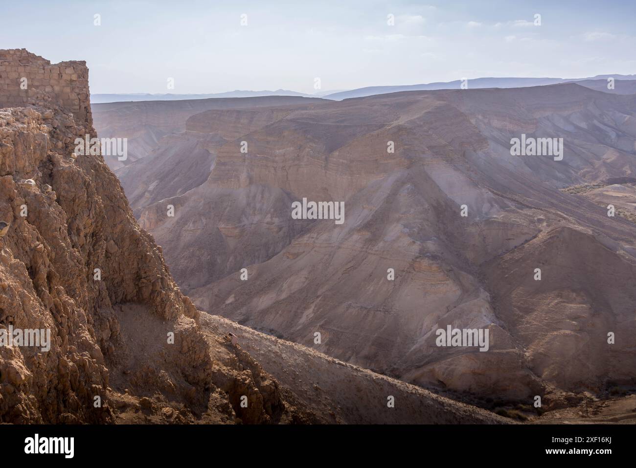 Die hohen Klippen und die felsigen Berge im Osten Israels, an der Grenze zu Palästina. Stockfoto