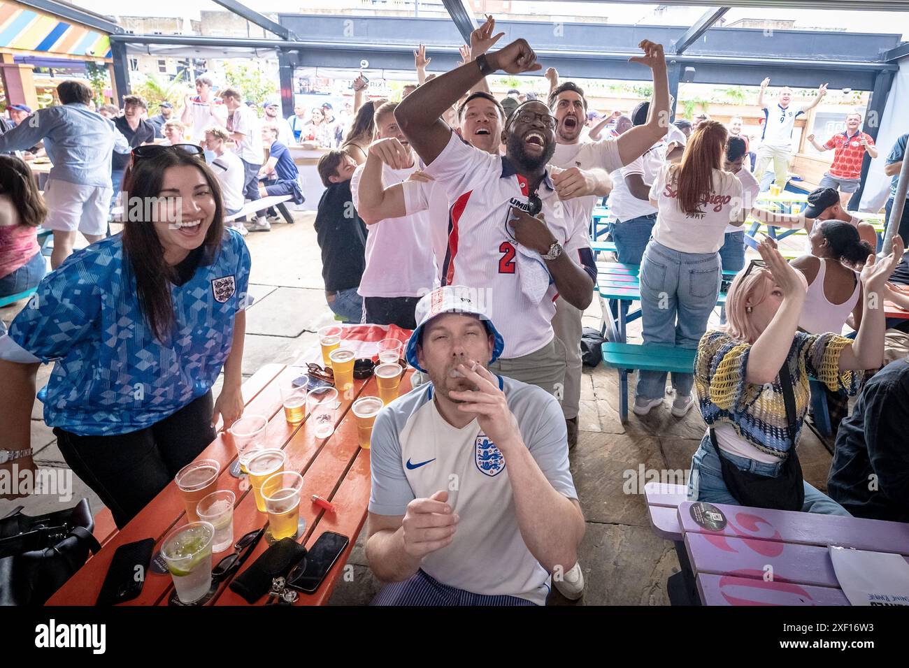 London, Großbritannien. 30. Juni 2024. EURO 2024: England gegen Slowakei. 4The Fans Fan Park at Brixton Jamm fanzone Event. England-Fans reagieren und feiern, als Mittelfeldspieler Jude Bellingham einen atemberaubenden Equalizer erzielt und Sekunden übrig bleibt, um den englischen Kader bei der Euro 2024 im Viertelfinale zu sichern, nachdem er in der Verlängerung die Slowakei 2-1 besiegt hatte. Guy Corbishley/Alamy Live News Stockfoto