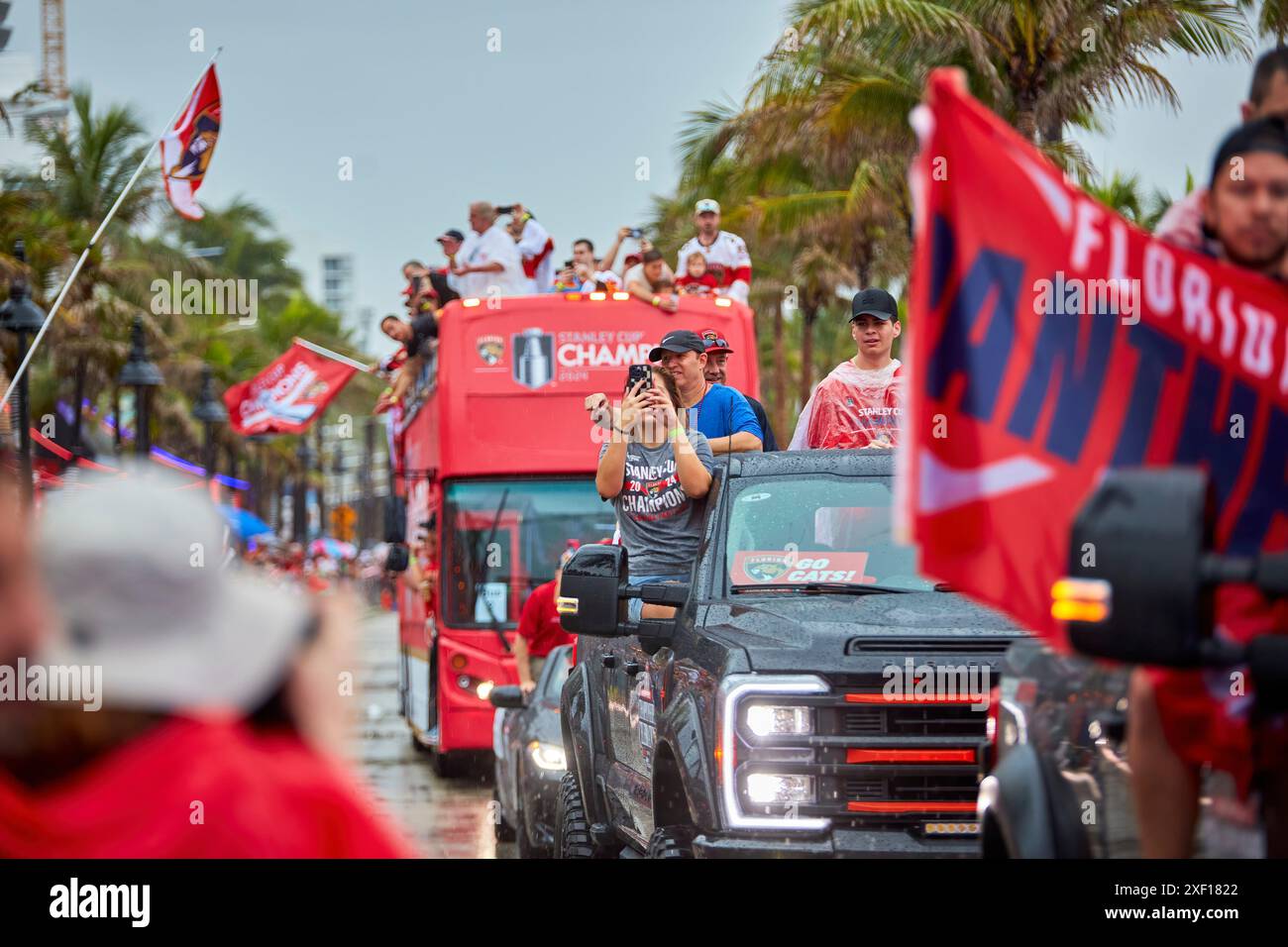 Fort Lauderdale, Florida, USA. 30. Juni 2024. Hunderte Fans feiern in Fort Lauderdale die Siegerparade der Florida Panthers Stanley Cup am Sonntag 2024. Panthers Fans und Spieler feiern Regen oder Sonnenschein. Panthers besiegen Oilers in Spiel 7 und gewinnen den ersten Stanley Cup-Titel in der Franchise-Geschichte. Quelle: Yaroslav Sabitov/YES Market Media/Alamy Live News. Stockfoto