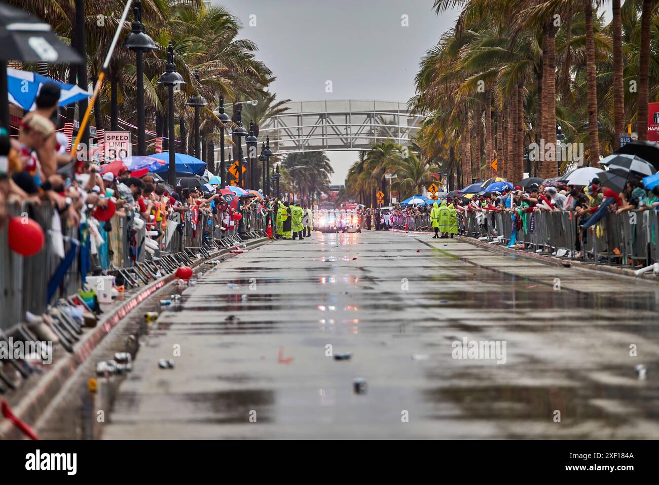 Fort Lauderdale, Florida, USA. 30. Juni 2024. Hunderte Fans feiern in Fort Lauderdale die Siegerparade der Florida Panthers Stanley Cup am Sonntag 2024. Panthers Fans und Spieler feiern Regen oder Sonnenschein. Panthers besiegen Oilers in Spiel 7 und gewinnen den ersten Stanley Cup-Titel in der Franchise-Geschichte. Quelle: Yaroslav Sabitov/YES Market Media/Alamy Live News. Stockfoto