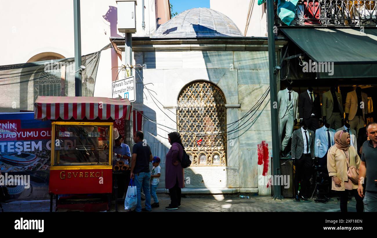 Izmir, Türkei. 30. Juni 2024. Menschen zwanglose Szenen am Wochenende in einem historischen Basar Kemeraltı an einem heißen Sommertag, der von Wetterbedingungen über den saisonalen Temperaturen unterdrückt wird. Quelle: İdil Toffolo/Alamy Live News Stockfoto