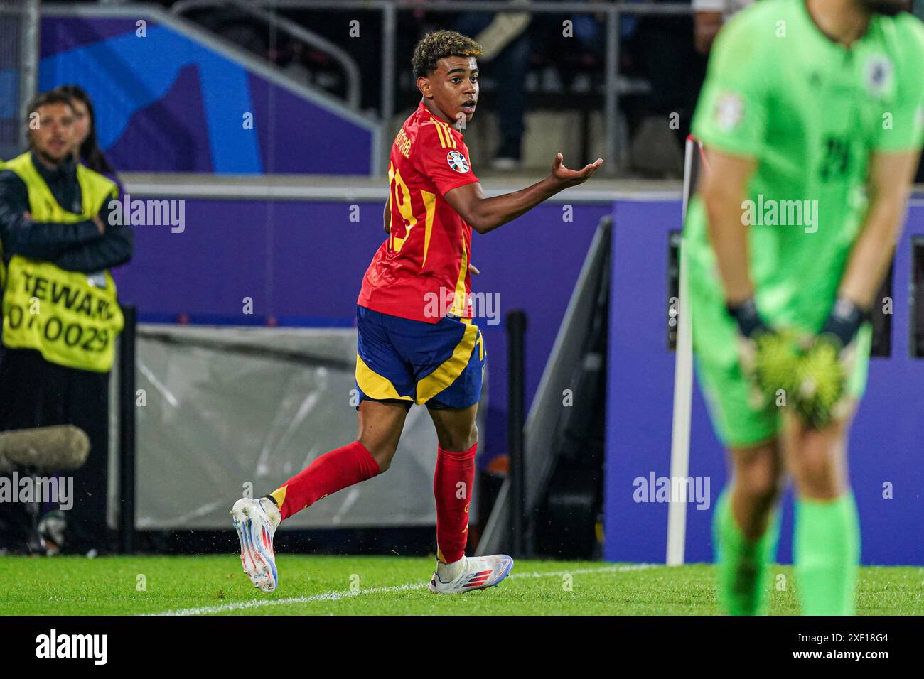 KÖLN, DEUTSCHLAND - JUNI 30: Lamine Yamal aus Spanien feiert das Tor, wird aber während des Achtelfinale der UEFA EURO 2024 im Kölner Stadion am 30. Juni 2024 in Köln abgesagt. (Foto: Joris Verwijst/BSR Agency) Credit: BSR Agency/Alamy Live News Stockfoto