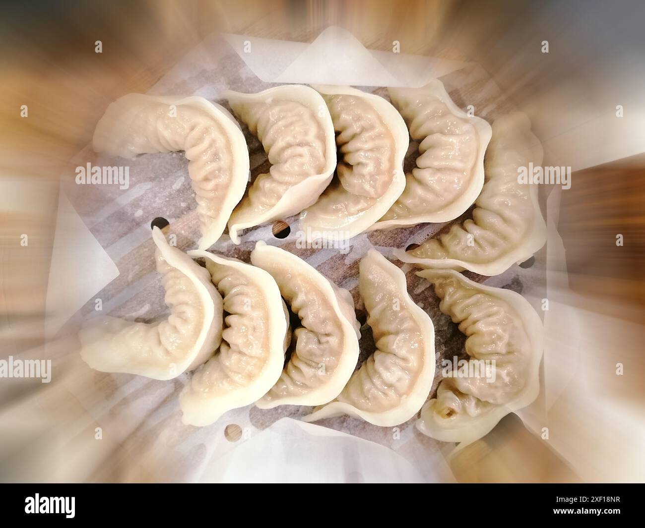 Asiatische Klöße. Koreanische nationale Küche. Gedämpfter Gyoza oder Knödel gefülltes Schweinefleisch mit Knoblauch, berühmte chinesische Vorspeise. Stockfoto