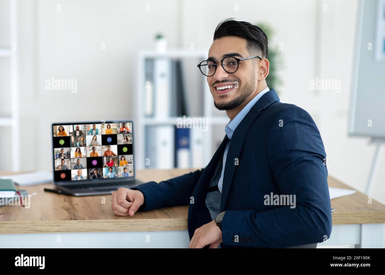Geschäftsmann, der an einer Videokonferenz an seinem Schreibtisch teilnimmt Stockfoto