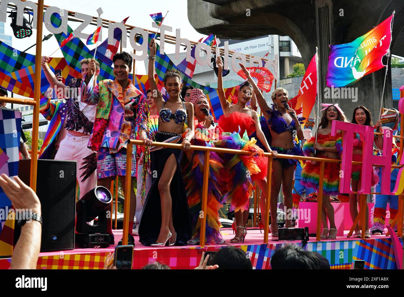 Bangkok, Thailand. 30. Juni 2024. Mitglieder der LQBTIAN nehmen an der Love Pride Parade 2024 Teil, die den Beginn der Gleichberechtigung der Ehe in Bangkok markiert. Die thailändische Regierung und der private Sektor veranstalten am Sonntag die LOVE PRIDE PARADE 2024 in Bangkok, um Thailand zu einem weltweiten Stolz-Reiseziel zu machen. (Foto: Seksan Rochanametakul/SOPA Images/SIPA USA) Credit: SIPA USA/Alamy Live News Stockfoto