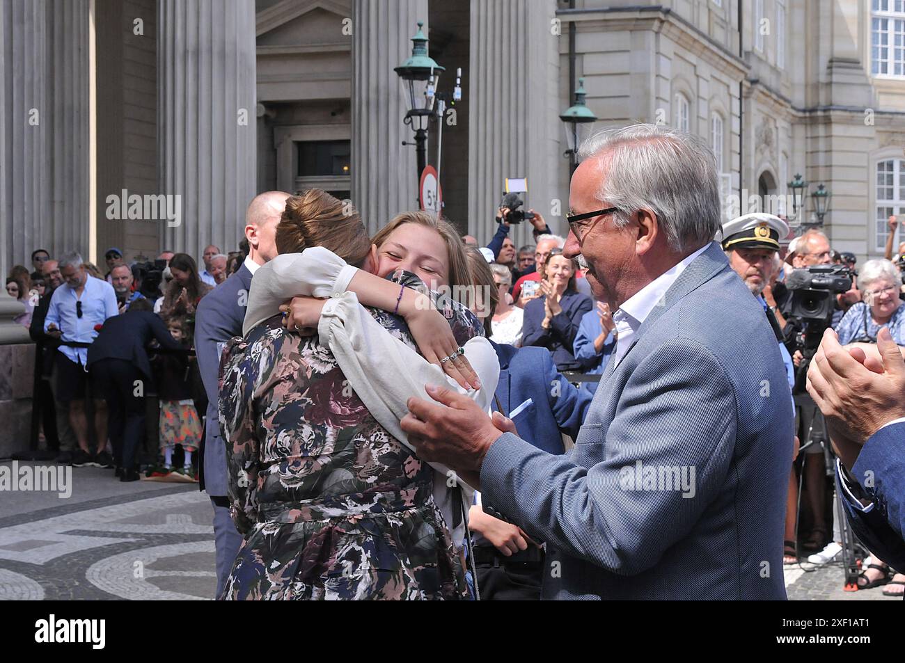 Kopenhagen /Dänemark./ 27. Juni 2019/ Dänemarks neue Premierministerin mette Frederiksen begrüßt ihren Vater und ihre beiden Kinder sowie ihren Freund Bo tengberg, nachdem sie ihr Ministerteam an die Königin margrethe II. Von Denamrk gebettet und Medien vor dem Schloss Amalienborg in der dänischen Hauptstadt Kopenhagen vorgeführt hat. Sie ist 2. Sozialdemokratische Premierministerin und sie ist 2. Sozialdemokratische Premierministerin dänemarks, sie mit ihrer Familie .. (Foto..Francis Dean / Deanpices. Stockfoto