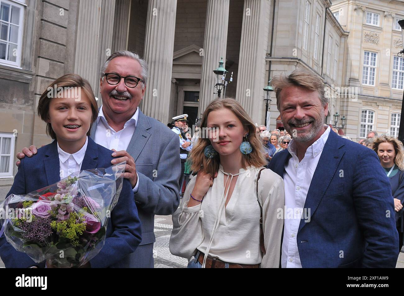 Kopenhagen /Dänemark./ 27. Juni 2019/ .Dänemarks neue Premierministerin Frau Mette Frederiksen Familie ihr Sohn Magne Harr und der Vater der 77-jährigen flemming Frederiksen Tochter Ida Feline Harr und ihr Junge, befreundet Bo Tengberg, warten auf Mette Frederiksen im Aamalienborg Palast, um die neue Premierministerin Mette Frederiksen zu sehen. (Foto..Francis Dean / Deanpices. Stockfoto