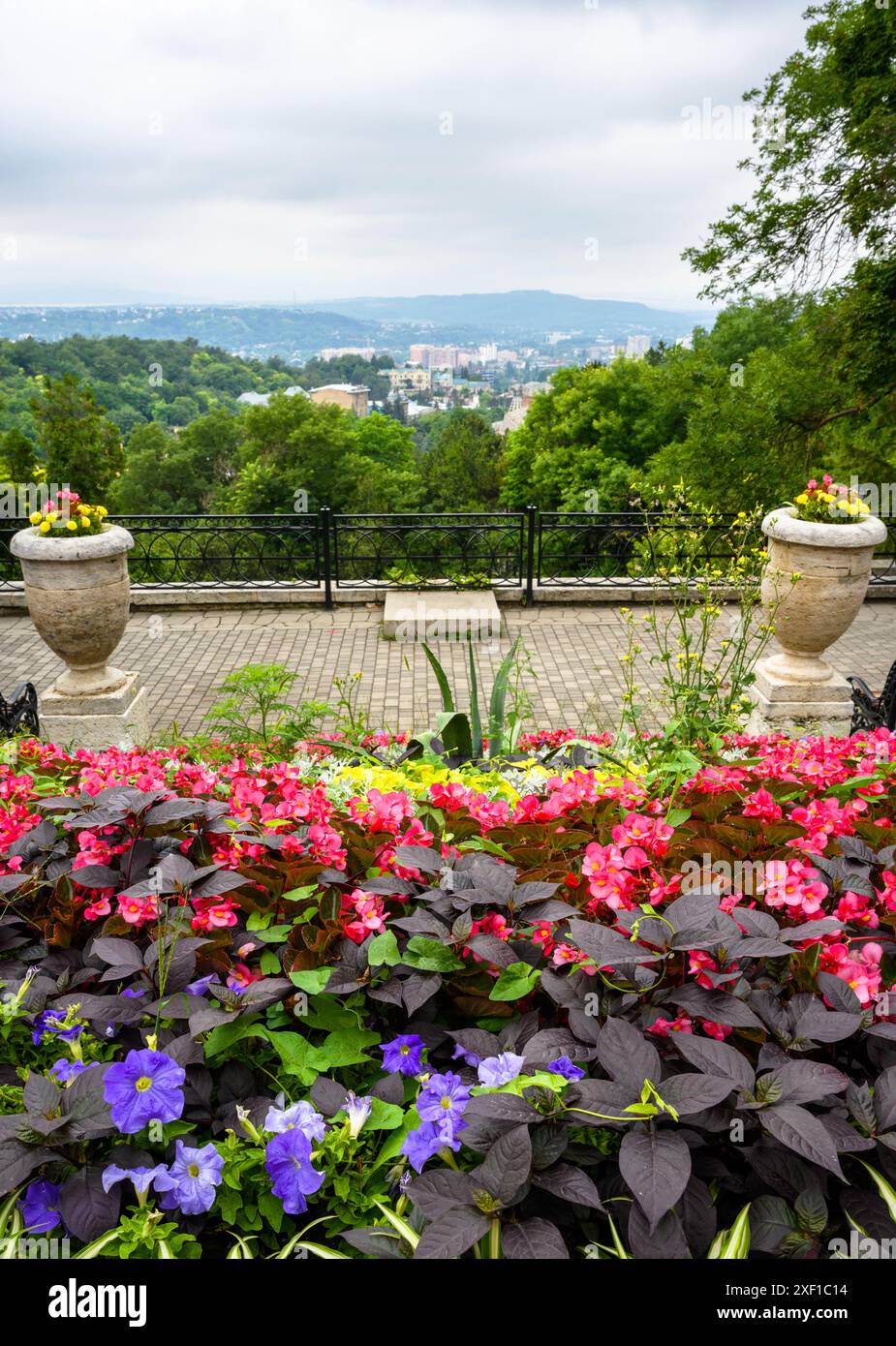 Landschaftsgestaltung mit Blumen in Pjatigorsk, Russland. Wunderschöner vertikaler Blick auf die Stadt Pjatigorsk vom Berg Maschuk im Sommer. Konzept des Parks, na Stockfoto