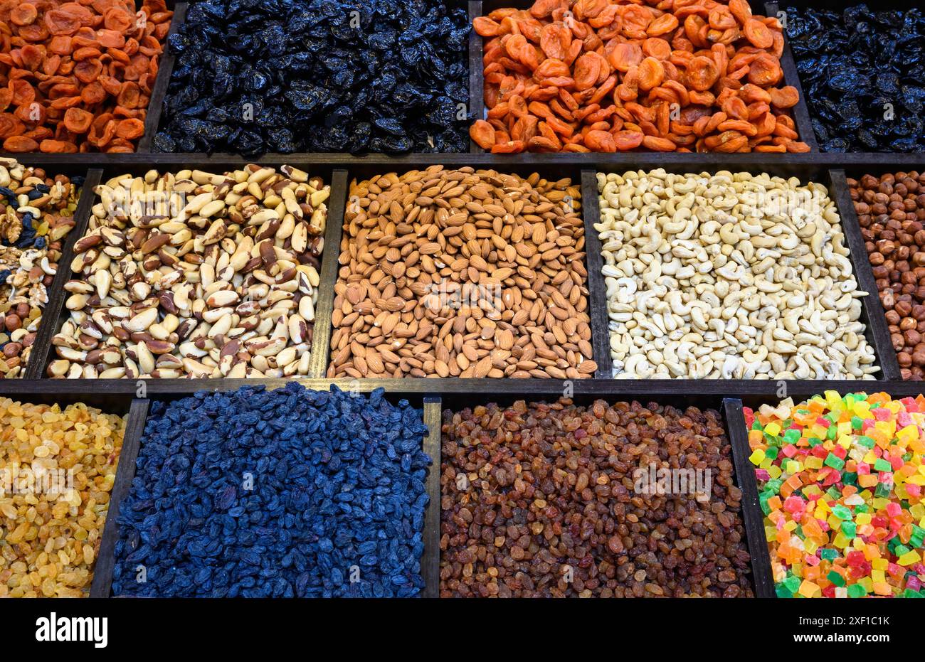 Markt mit orientalischem Essen, Blick auf getrocknete Früchte, Süßigkeiten und Nüsse am Basar. Auswahl an natürlichen Bio-Produkten, vegetarisches Dessert auf asiatischem Basar. Konz Stockfoto