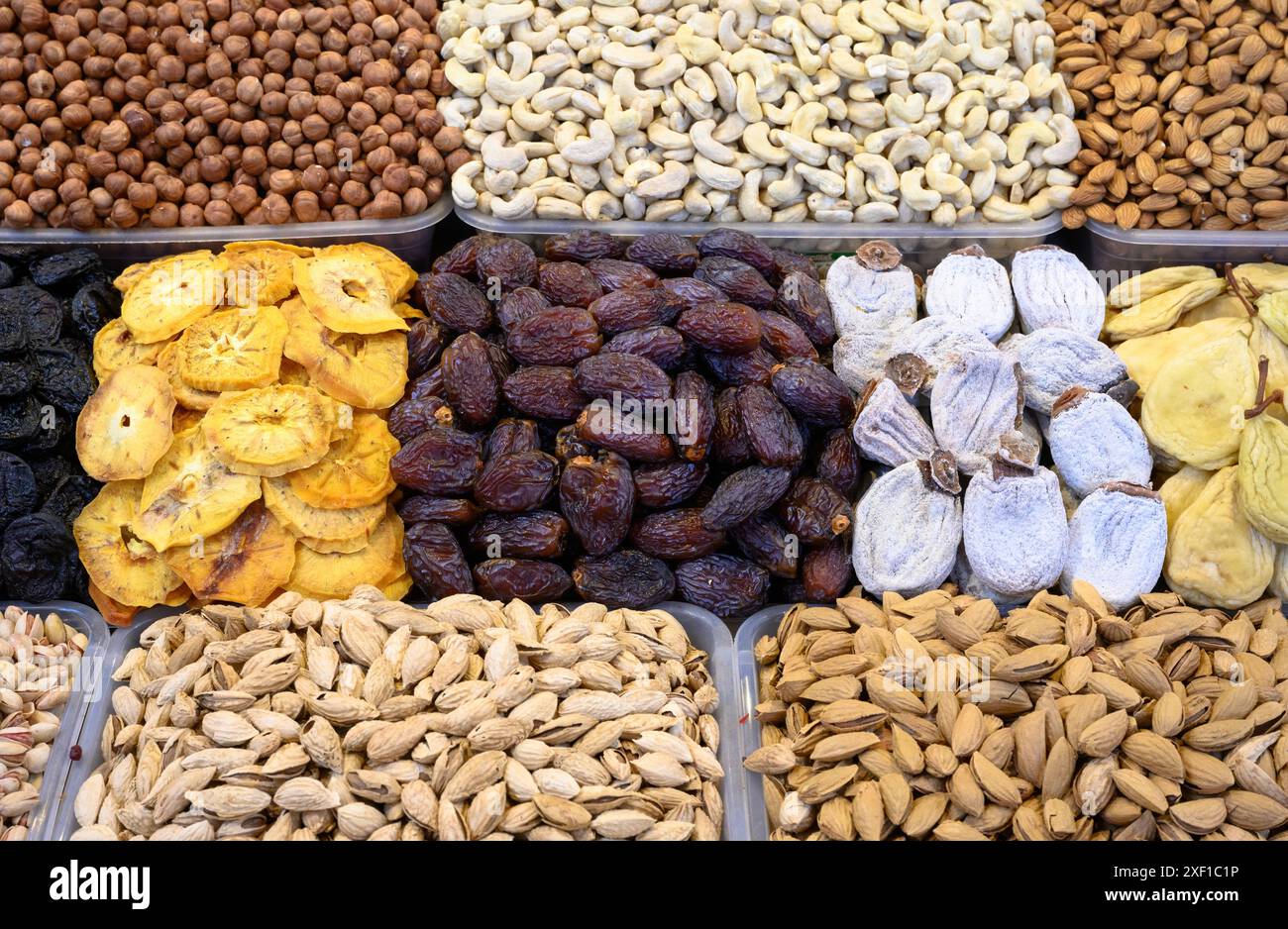 Markt mit orientalischem Essen, Blick auf getrocknete Früchte, Süßigkeiten und Nüsse am Basar. Vielfalt an natürlichen Bio-Produkten, Datteln und Feigen auf asiatischem Basar. Konzept Stockfoto