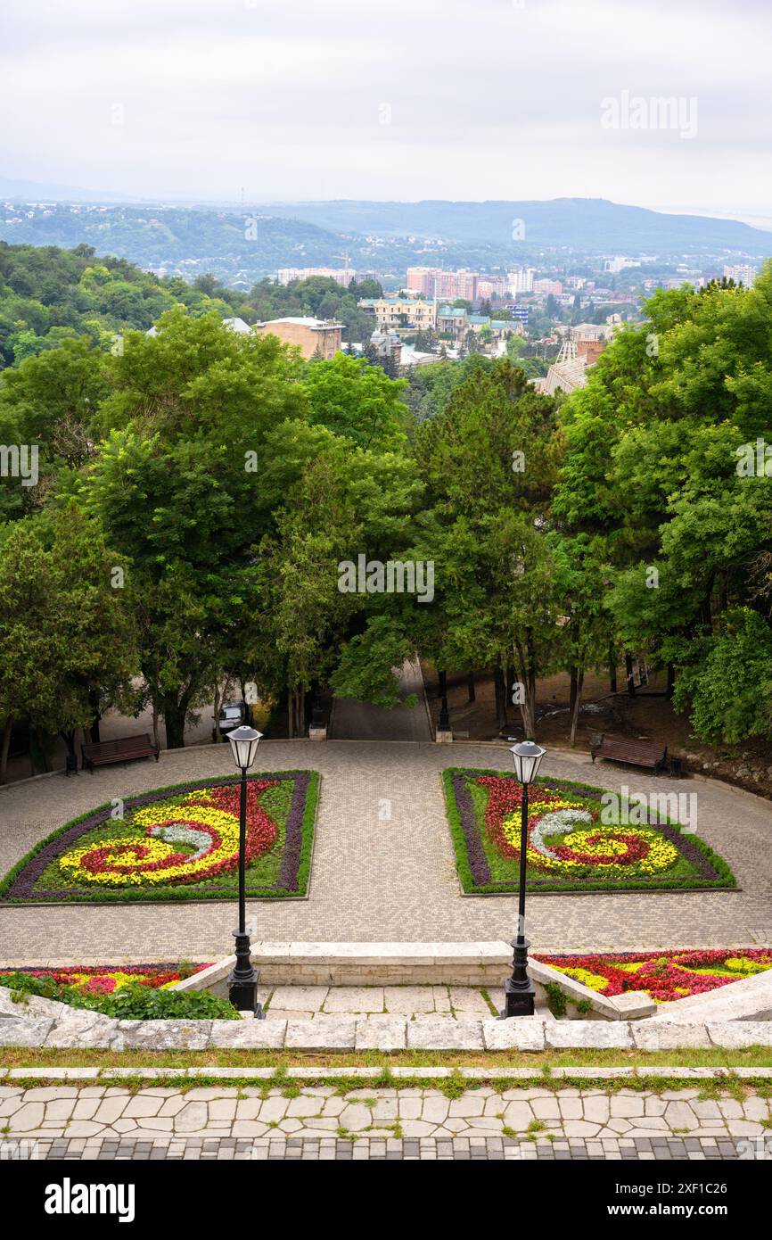 Landschaftsgestaltung mit Blumen in Pjatigorsk, Russland. Wunderschöner vertikaler Blick auf die Stadt Pjatigorsk vom Berg Maschuk im Sommer. Konzept des Parks, na Stockfoto