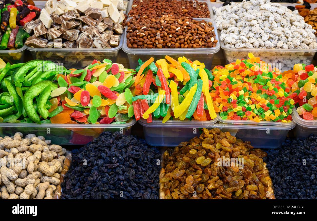Markt mit orientalischem Essen, Blick auf getrocknete Früchte, Süßigkeiten und Nüsse am Basar. Vielfalt an natürlichen Bio-Produkten, vegetarisch, Dessert auf asiatischem Basar. Co Stockfoto