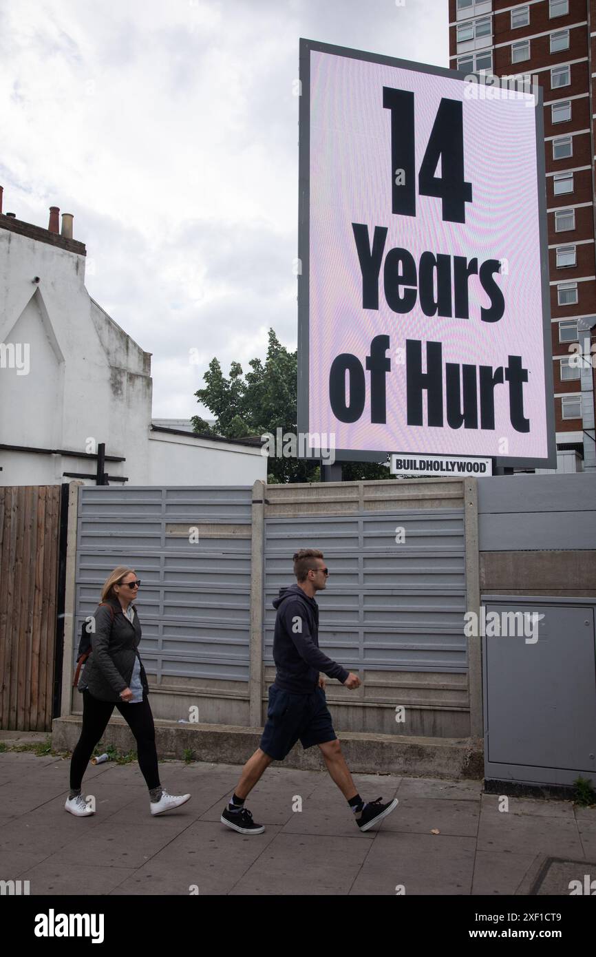 London, Großbritannien. 30. Juni 2024. "14 Jahre Schmerz". Der Künstler Jeremy Deller schuf das Poster in Zusammenarbeit mit Fraser Muggeridge Studio und bezieht sich auf 14 Jahre Führung der Tory, da das Land am 4. Juli 2024 zu den Umfragen gehen wird. Quelle: Kiki Streitberger / Alamy Live News Stockfoto