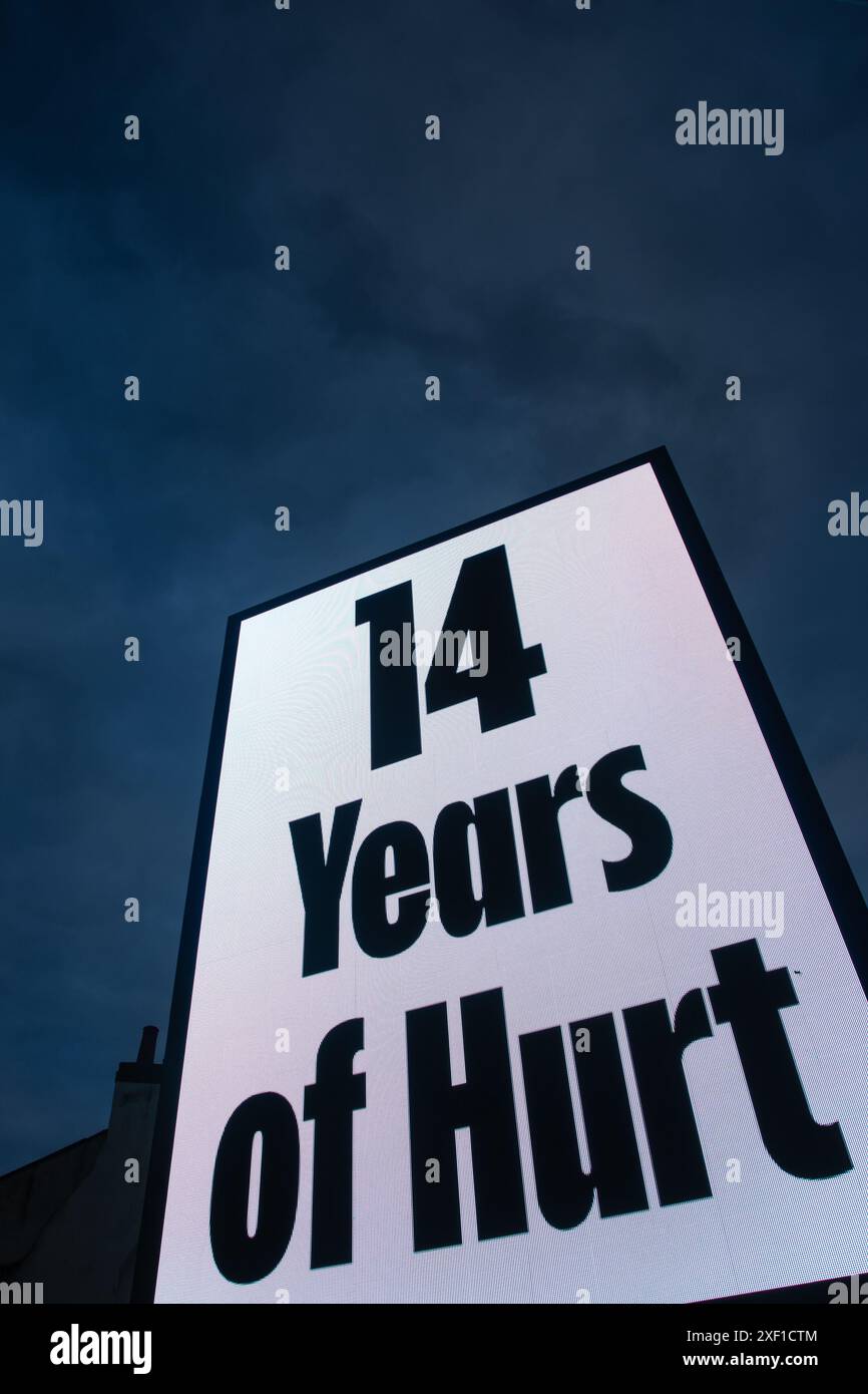 London, Großbritannien. 30. Juni 2024. "14 Jahre Schmerz". Der Künstler Jeremy Deller schuf das Poster in Zusammenarbeit mit Fraser Muggeridge Studio und bezieht sich auf 14 Jahre Führung der Tory, da das Land am 4. Juli 2024 zu den Umfragen gehen wird. Quelle: Kiki Streitberger / Alamy Live News Stockfoto