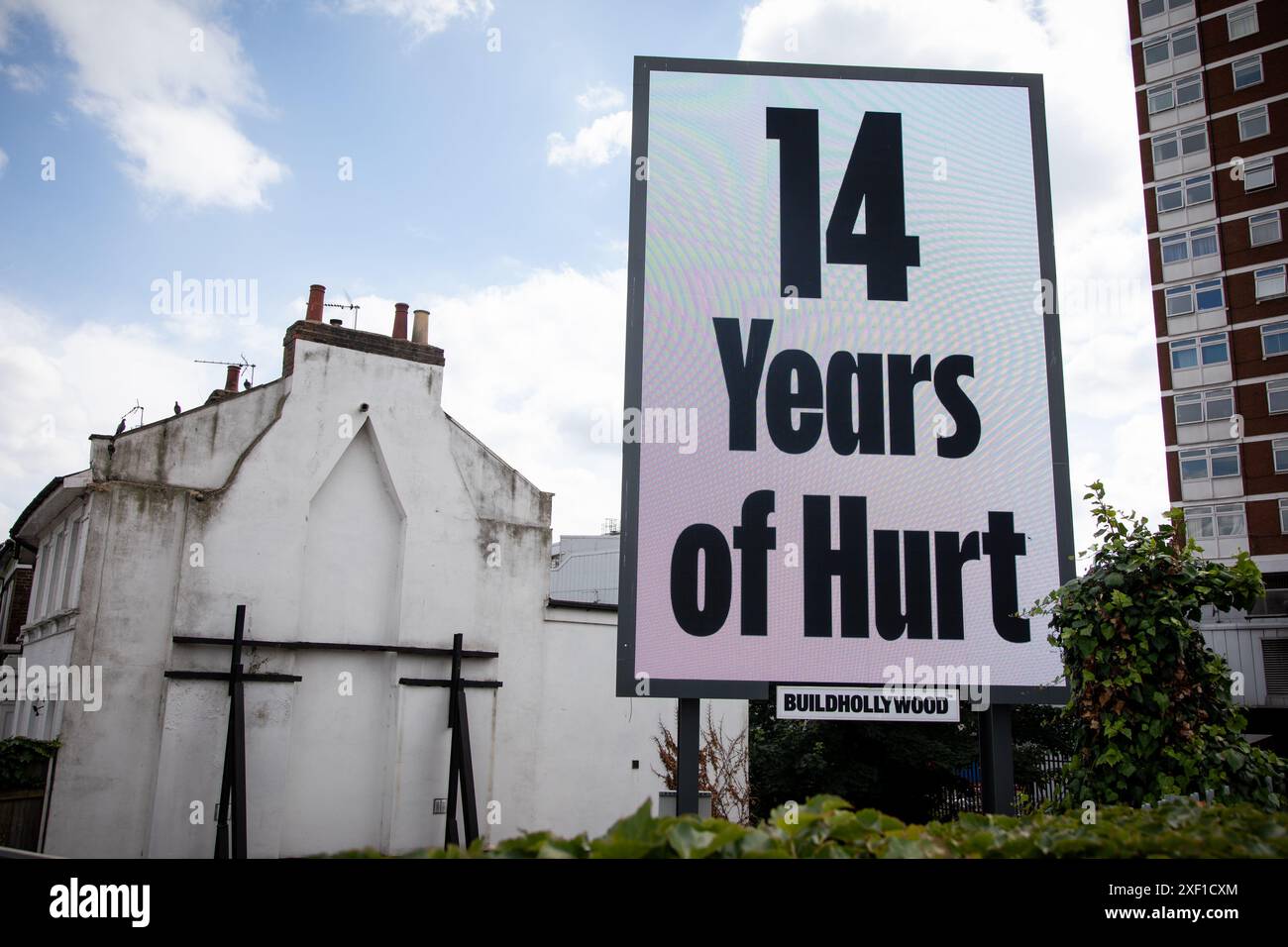 London, Großbritannien. 30. Juni 2024. "14 Jahre Schmerz". Der Künstler Jeremy Deller schuf das Poster in Zusammenarbeit mit Fraser Muggeridge Studio und bezieht sich auf 14 Jahre Führung der Tory, da das Land am 4. Juli 2024 zu den Umfragen gehen wird. Quelle: Kiki Streitberger / Alamy Live News Stockfoto