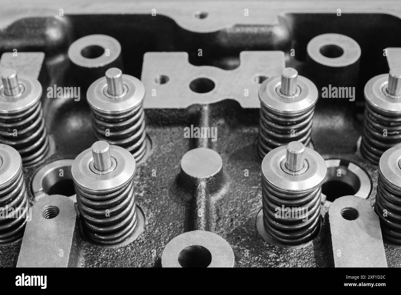 Nahaufnahme von Ventilen mit vielen Federn auf dem Kopf eines Motors oder Dieselmotors, Hintergrund für Autoreparaturservice, schwarz-weiß Stockfoto