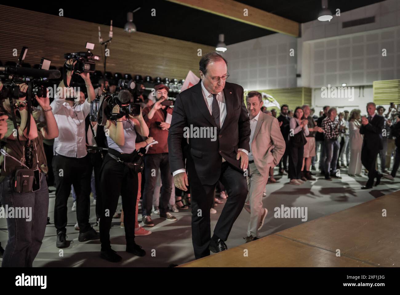 Tulle, Frankreich. 30. Juni 2024. Frankreichs ehemaliger Präsident Francois Hollande hält eine Rede nach der Bekanntgabe der Ergebnisse der ersten Runde der französischen Parlamentswahlen am 30. Juni 2024 in Tulle. Foto: Thibaud Moritz/ABACAPRESS. COM Credit: Abaca Press/Alamy Live News Stockfoto