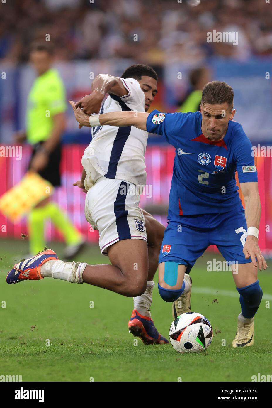 Gelsenkirchen, Deutschland. 30. Juni 2024. Jude Bellingham aus England fordert Peter Pekarik aus der Slowakei beim Achtelfinale der UEFA-Europameisterschaften in der Arena Aufschalke in Gelsenkirchen an. Der Bildnachweis sollte lauten: Jonathan Moscrop/Sportimage Credit: Sportimage Ltd/Alamy Live News Stockfoto