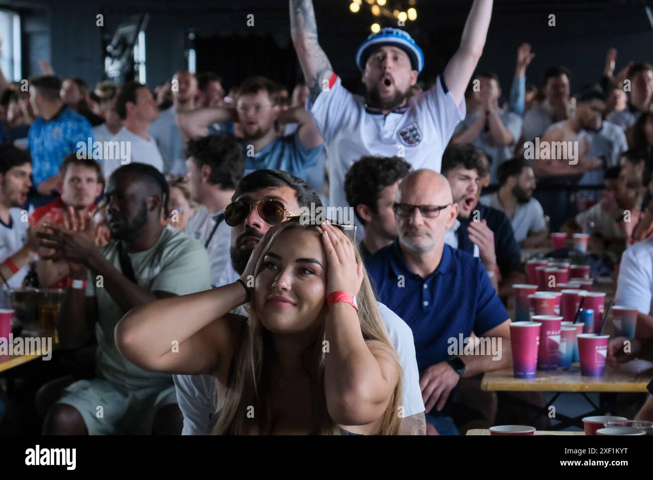 London, UK, 30. Juni 2024. England Fans sehen sich eine Vorführung des Spiels England gegen Slowakei im 4theFans Dalston an. Die Fans im Dalston Roofpark im Osten Londons erlebten die Höhen und Tiefen des Spiels, bis das englische Team mit 2:1 gewann und am Samstag ihren Platz im Viertelfinalspiel belegte. Quelle: Eleventh Photography/Alamy Live News Stockfoto