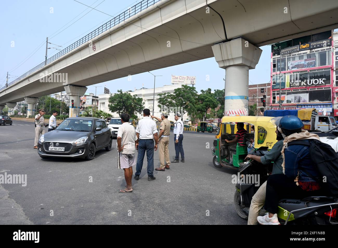 Noida, Indien. 30. Juni 2024. NOIDA, INDIEN - JUNI 30: Verkehrspolizisten beseitigen den Stau auf der Straße. Nach dem Tod eines Kindes bei einem Verkehrsunfall gestern im Dorf Hoshiarpur im Sektor 51 blockierten die Familienmitglieder und Dorfbewohner heute Nachmittag, am 30. Juni 2024, die Straße in Noida, Indien. (Foto: Sunil Ghosh/Hindustan Times/SIPA USA) Credit: SIPA USA/Alamy Live News Stockfoto