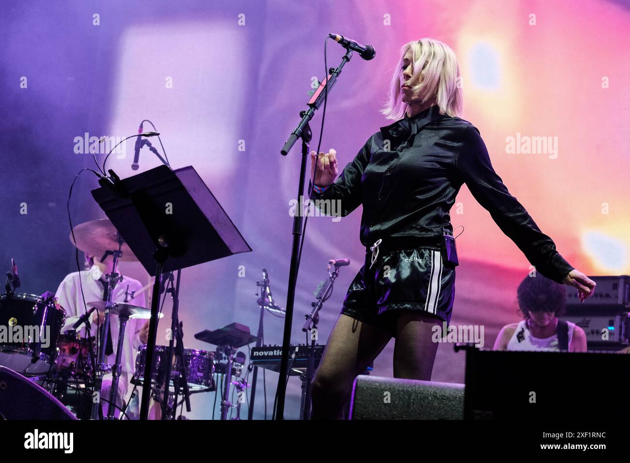 Glastonbury, Somerset, 30. Juni 2024, US-amerikanischer Sänger, Songwriter Kim Gordon, ehemaliger Bassgitarrist und Sänger mit der Band Sonic Youth, der am 30. Juni 2024 live auf der Bühne auftritt Stockfoto