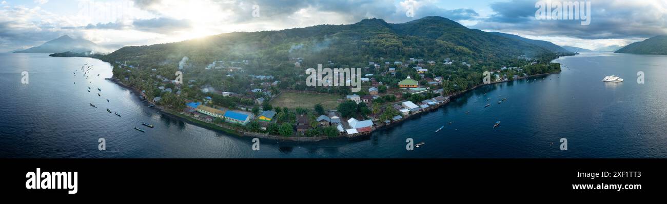 Bei Sonnenuntergang ist die Insel Alor im Osten Indonesiens von Korallenriffen und schwarzen Sandhängen gesäumt. Dieses Gebiet ist Teil des Korallendreiecks. Stockfoto