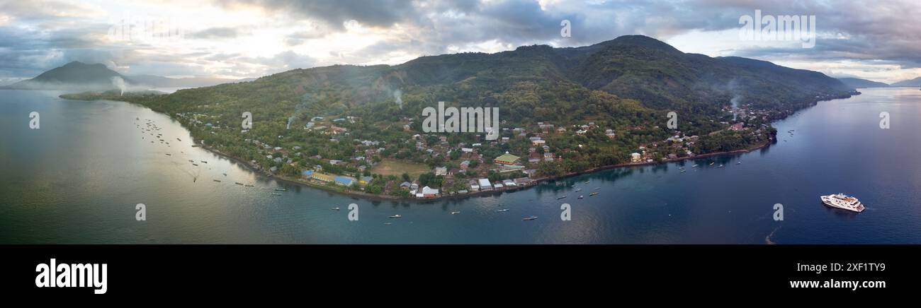 Bei Sonnenuntergang ist die Insel Alor im Osten Indonesiens von Korallenriffen und schwarzen Sandhängen gesäumt. Dieses Gebiet ist Teil des Korallendreiecks. Stockfoto