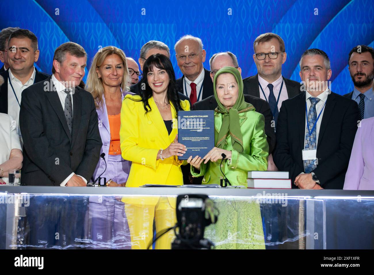 Naike Gruppioni, italienischer Abgeordneter, zeigt Maryam Rajavi, Unterstützung der Mehrheitsmitglieder des italienischen Parlaments. Im Nationalen Widerstandsrat des Iran (NCRI) in Auvers-sur-Oise, nördlich von Paris. Ein dreitägiges Gipfeltreffen, auf dem weltweit bekannte prominente Redner teilnehmen, wird sich mit Schlüsselthemen zu den Bedrohungen befassen, die von dem bestehenden Regime ausgehen, der praktikablen Alternative und der Notwendigkeit, die richtigen Strategien für die Zukunft Irans zu verabschieden und den zehn-Punkte-Plan von Maryam Rajavi zu unterstützen. (Foto: Siavosh Hosseini/SOPA Images/SIPA USA) Stockfoto