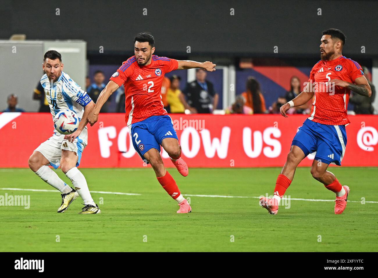 25. Juni 2024: Hard Rock Stadium, Miami, Florida, USA; Copa America International Football Turnier, Chile gegen Argentinien: Gabriel Suazo und Paulo D&#xed;az aus Chile fordern Lionel Messi aus Argentinien heraus Stockfoto