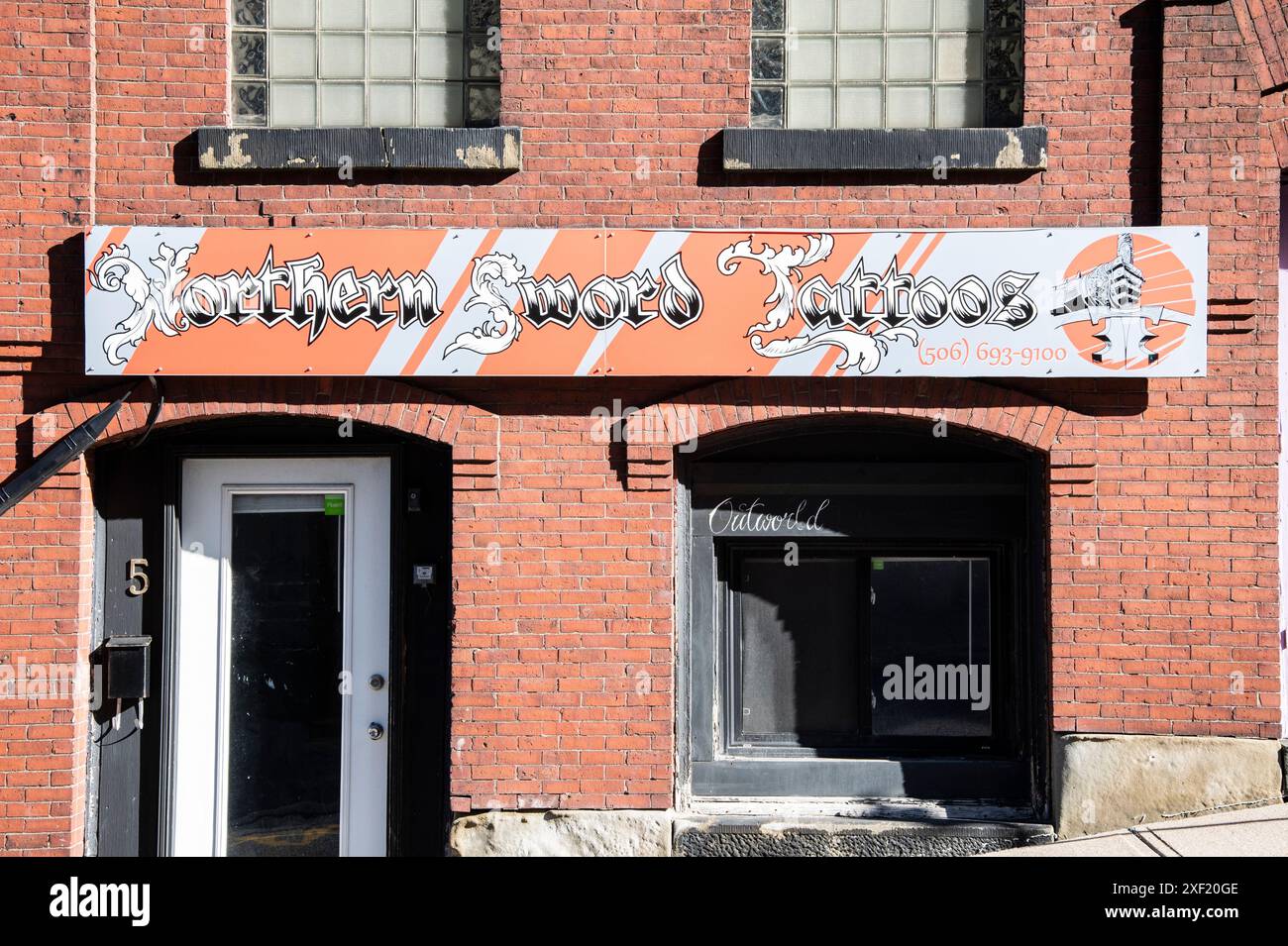 Schild mit Northern Sword Tattoos auf der Duke Street in der Innenstadt von Saint John, New Brunswick, Kanada Stockfoto