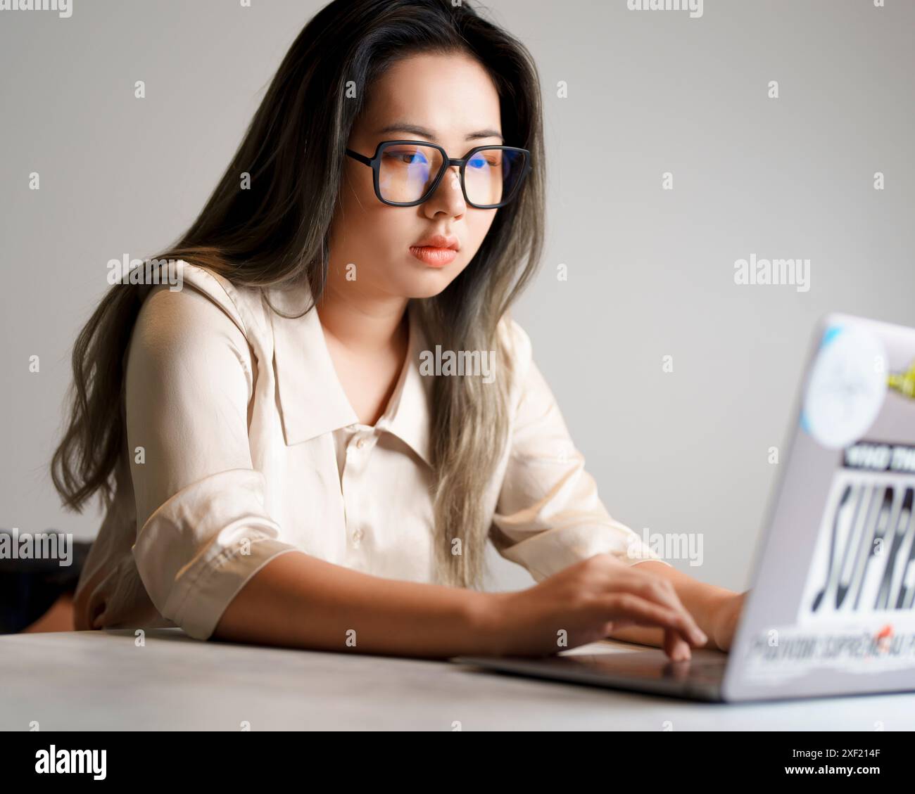 Junge asiatische Ingenieurin, die an ihrem Laptop-Büro arbeitet Stockfoto