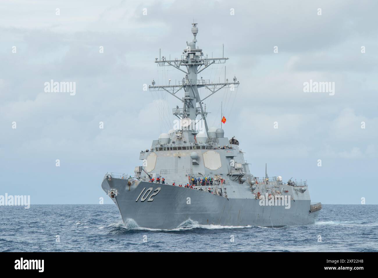 Der Arleigh-Burke-Klasse-Raketenzerstörer USS Sampson (DDG 102) bereitet sich auf eine Auffüllung auf See im Pazifischen Ozean vor, 28. Juni 2024. Porter wird als Teil von Southern Seas 2024 eingesetzt, das durch gemeinsamen, multinationalen und interinstitutionellen Austausch und Zusammenarbeit die Kapazitäten, die Interoperabilität und die Stärkung der maritimen Partnerschaften mit Ländern im gesamten Zuständigkeitsbereich der US-amerikanischen Südkommandos verbessern soll. (Foto der US Navy von Mass Communication Specialist 2nd Class David C. Bußgeld) Stockfoto