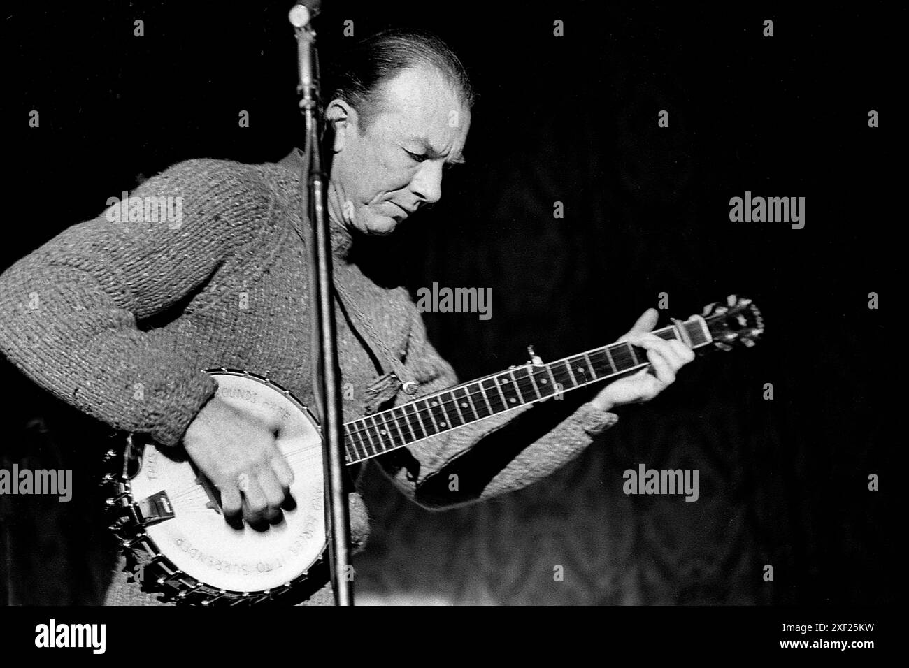 Folk-Sänger Pete Seeger tritt im Oktober 1969 am Anti-Vietnam-Kriegsmoratorium an der University of Missouri-Kansas City Kansas City Missouri auf. Seeger war 50 Jahre alt, ein Volkssänger und Sozialaktivist Stockfoto