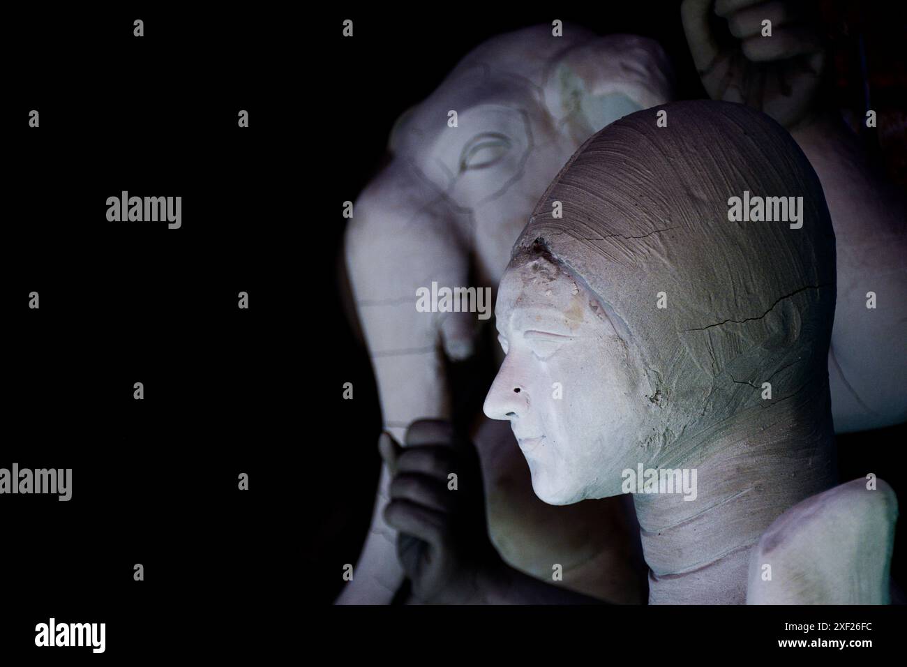 Das Bild bietet einen außergewöhnlichen Blick auf den Herstellungsprozess der Idole im weltberühmten Gebiet Kumartuli in Kalkutta. Das Bild zeigt zwei Idole. Stockfoto