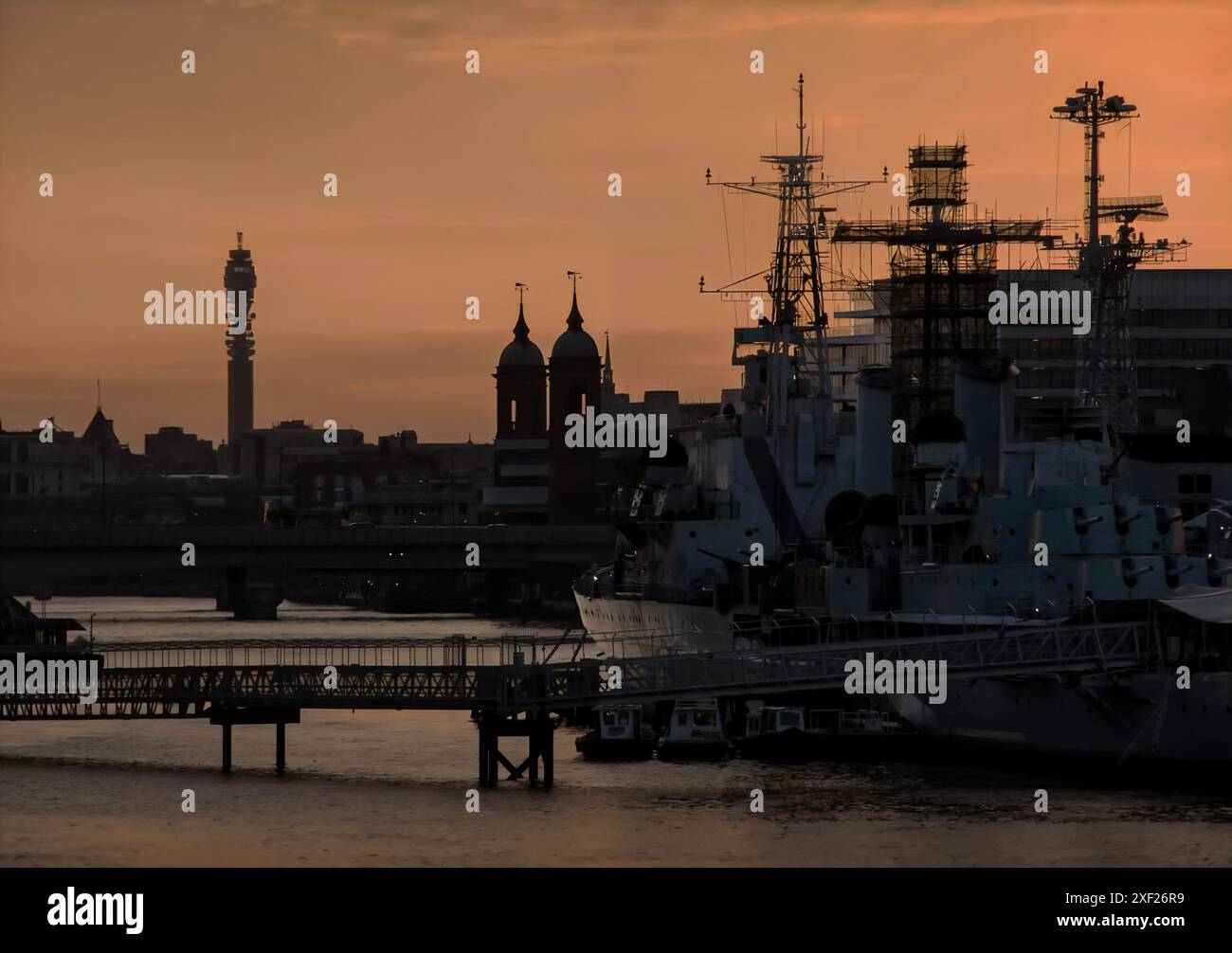 Die Themse bei Sonnenuntergang in London Stockfoto