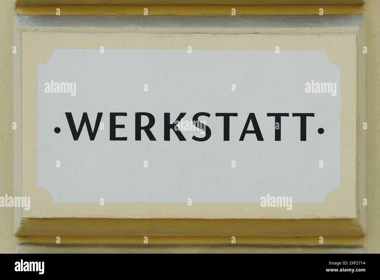 Deutsche Inschrift Werkstatt an der Fassade eines Handwerksbetriebs in Berlin. Übersetzung: Workshop Stockfoto