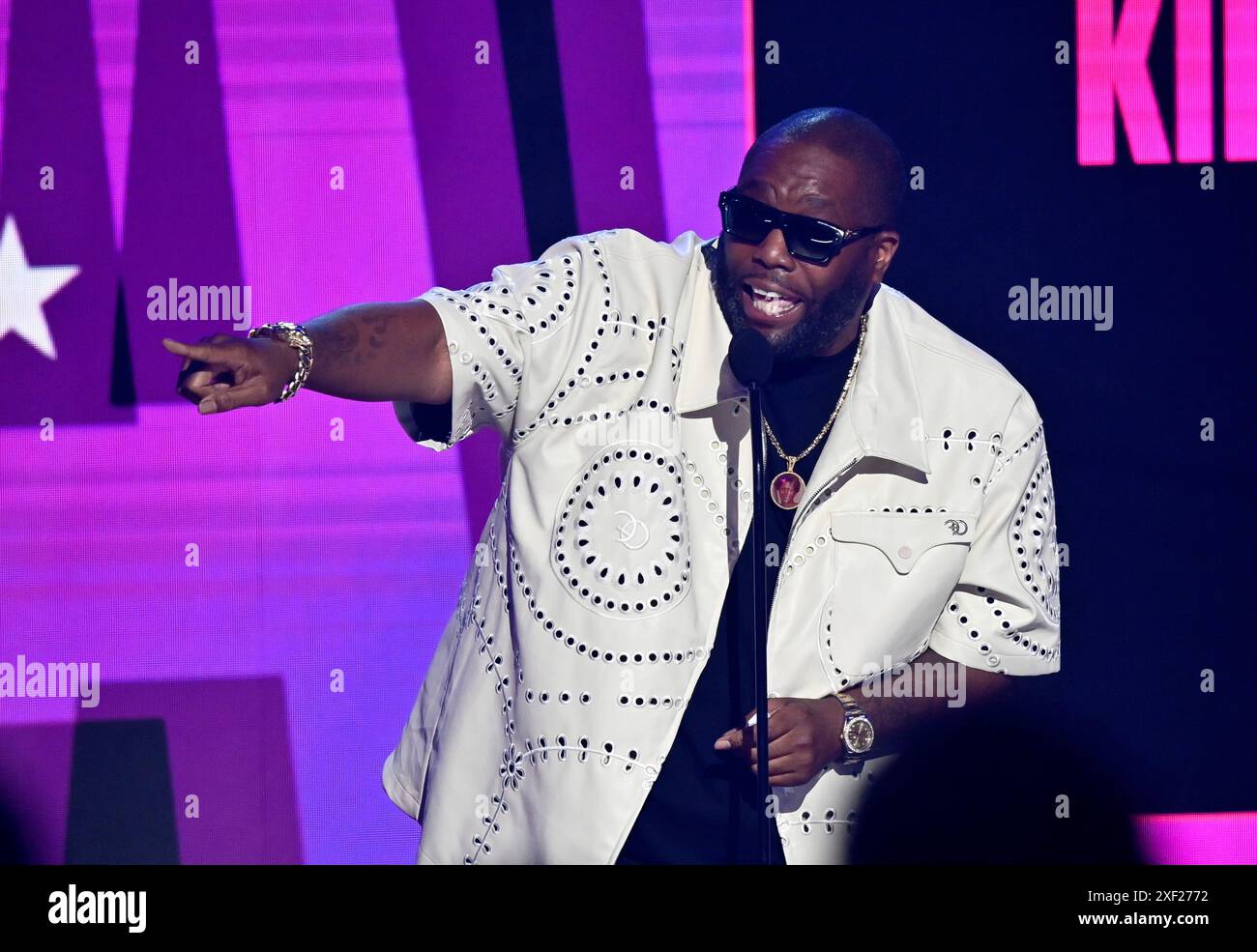 Los Angeles, Usa. 30. Juni 2024. Killer Mike nimmt den Preis für das Album des Jahres auf der Bühne während der 24. Jährlichen Live-Übertragung der BET Awards im Peacock Theater in Los Angeles am Sonntag, den 30. Juni 2024 entgegen. Die BET Awards zeichnen schwarze Entertainer und andere farbige Menschen in Musik, Film, Sport und Philanthropie aus. Foto: Jim Ruymen/UPI Credit: UPI/Alamy Live News Stockfoto