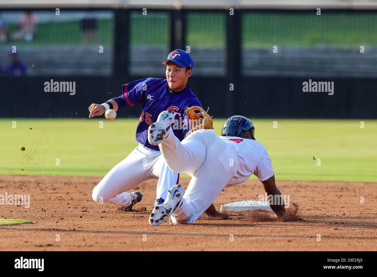 29. Juni 2024, Fayetteville, North Carolina, USA: Der US-Außenfeldspieler DEVIN TAYLOR (15) wird während des ersten Spiels der 21. USA gegen Chinese Taipei International Friendship Series am 29. Juni 2024 im Segra Stadium in Fayetteville, NC, beim Diebstahl der zweiten Basis im ersten Inning erwischt. Das US Baseball Collegiate National Team besteht aus den Top-Baseballspielern, die nicht Draft-berechtigt sind. Das Team tritt jeden Sommer in Freundschaftsserien im in- und Ausland gegen die besten Baseballtalente der Welt an. Als Teil dieses Zeitplans sind die USA auf dem Platz Stockfoto