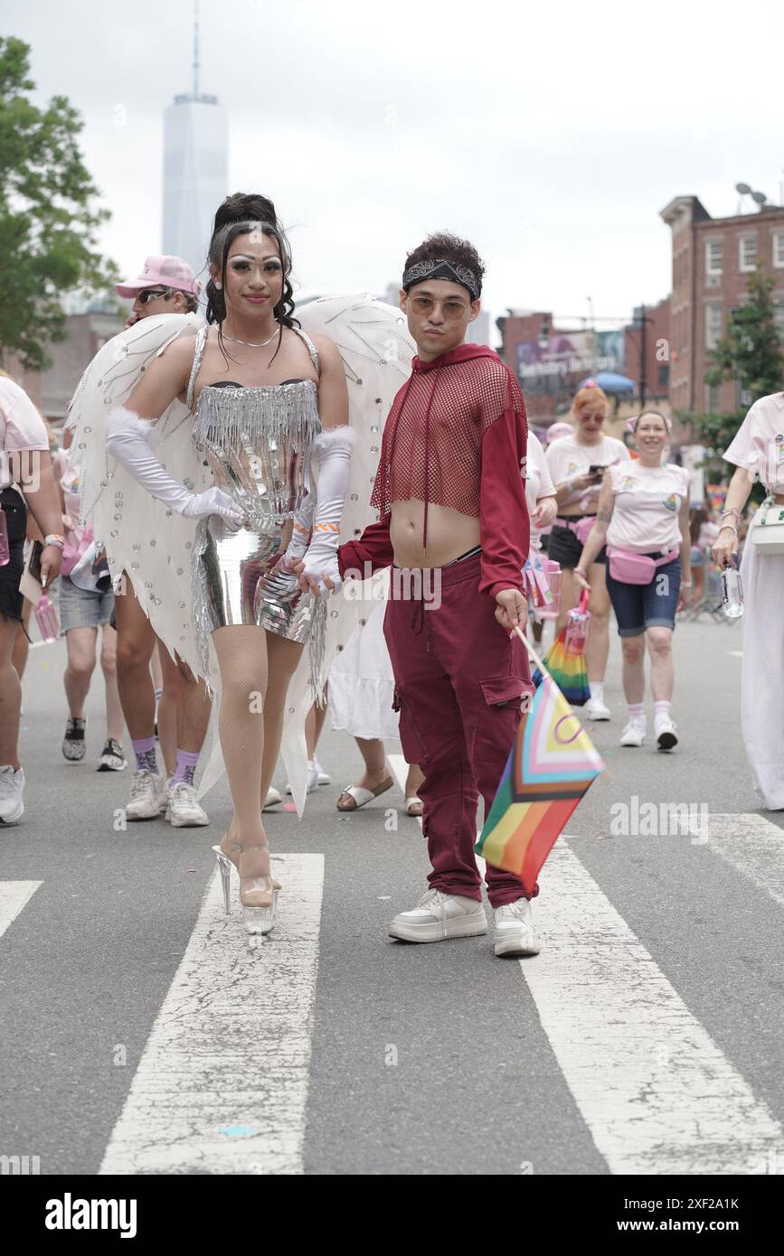 New York, Usa. 30. Juni 2024. Metallic-Kleid mit plastischen High Heels, getragen von einem Marcher während der jährlichen Pride-Parade. Dieses Jahr war das Thema „Reflect, Empower and Unite“. (Foto: Susan Stava/SOPA Images/SIPA USA) Credit: SIPA USA/Alamy Live News Stockfoto