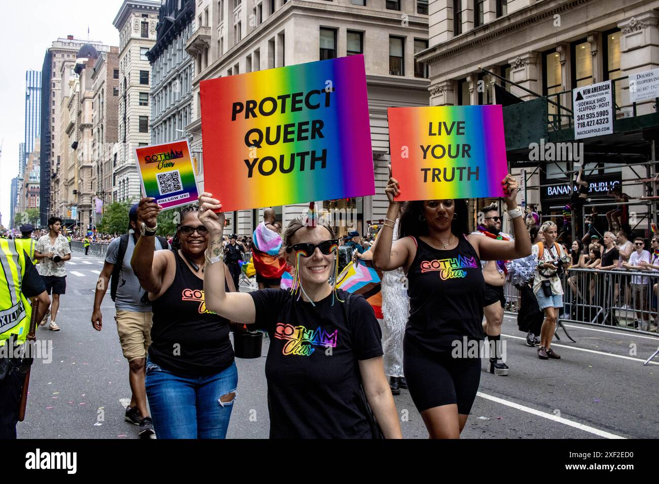New York City, USA. 30. Juni 2024. Die 42. Jährliche Pride Parade fand am 30. Juni 2024 in New York statt. Die Geister waren hoch mit Tausenden von Besuchern, bevor ein Gewitter eine frühe Absage erzwang. (Foto: Jonathan Fernandes/SIPA USA) Credit: SIPA USA/Alamy Live News Stockfoto