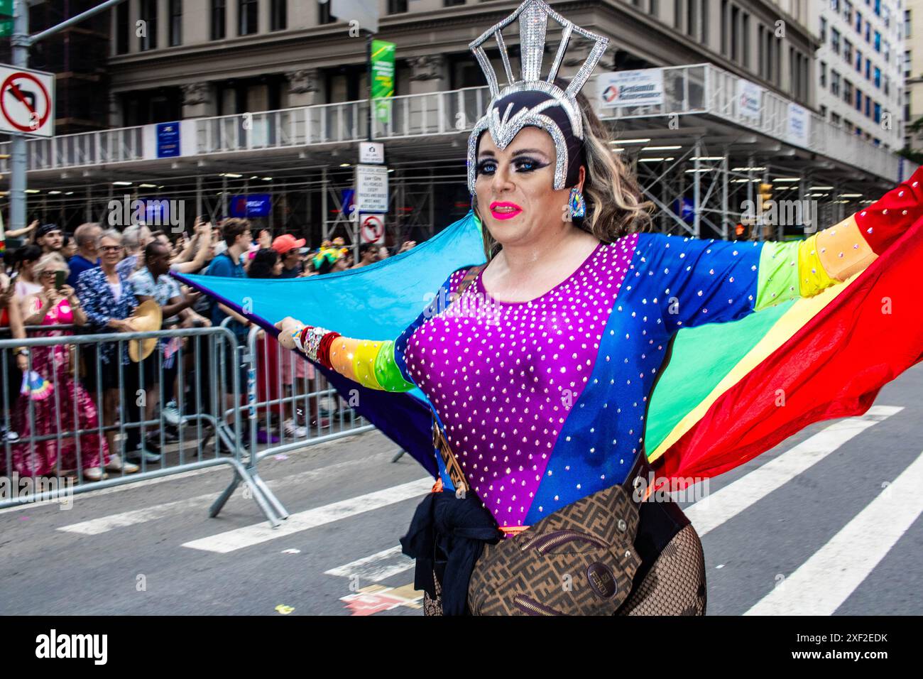 New York City, USA. 30. Juni 2024. Die 42. Jährliche Pride Parade fand am 30. Juni 2024 in New York statt. Die Geister waren hoch mit Tausenden von Besuchern, bevor ein Gewitter eine frühe Absage erzwang. (Foto: Jonathan Fernandes/SIPA USA) Credit: SIPA USA/Alamy Live News Stockfoto