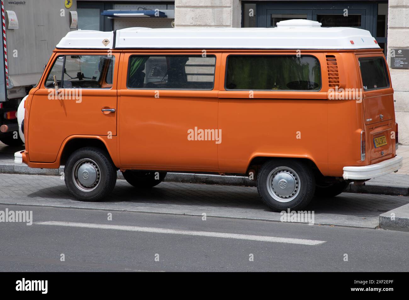 Bordeaux , Frankreich - 06 23 2024 : vw altes westfalia Markenzeichen und Textlogo des 70er Jahre Minibus Volkswagen Typ 2 Orang bulli Transporter Bus Stockfoto