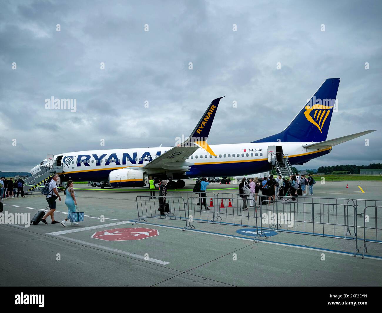 Flughafen Memmingen, Allgäu, Deutschland, Ryanair-Flugzeug, Low-Cost-Carrier, Billigfluggesellschaft, Boarding, Passagiere, Rollfeld, Einstieg, Flugzeugtreppe, Terminal, Abflug, Fluggesellschaft, Flugverkehr, Flughafenbetrieb, Warteschlange, Reisevorbereitung, Luftfahrt, Flughafengebäude, Budget-Airline, No-Frills-Airline, Discount-Fluglinie, Billigflieger. *** Flughafen Memmingen, Allgäu, Deutschland, Ryanair Aircraft, Billigfluggesellschaft, Billigfluggesellschaft, Boarding, Fluggäste, Rollfeld, Boarding, Flugzeugtreppen, Terminal, Abflug, Fluggesellschaft, Flugverkehr, flughafenbetrieb, Warteschlange, Reisevorbereitung, Stockfoto