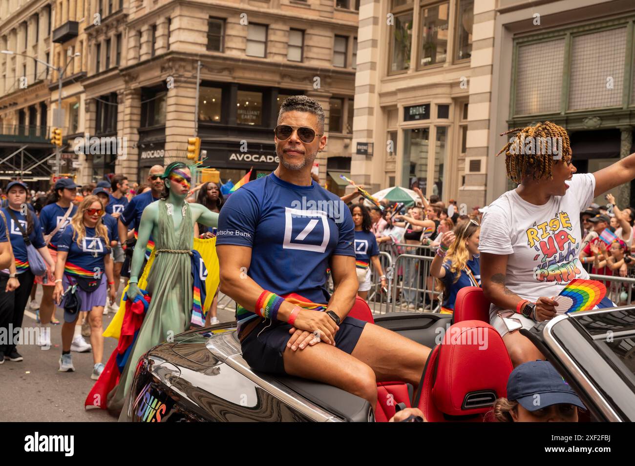 Wilson Cruz nimmt an der jährlichen New York City Pride Parade am 30. Juni 2024 in New York Teil. (Foto: Ron Adar / SOPA Images/SIPA USA) Stockfoto