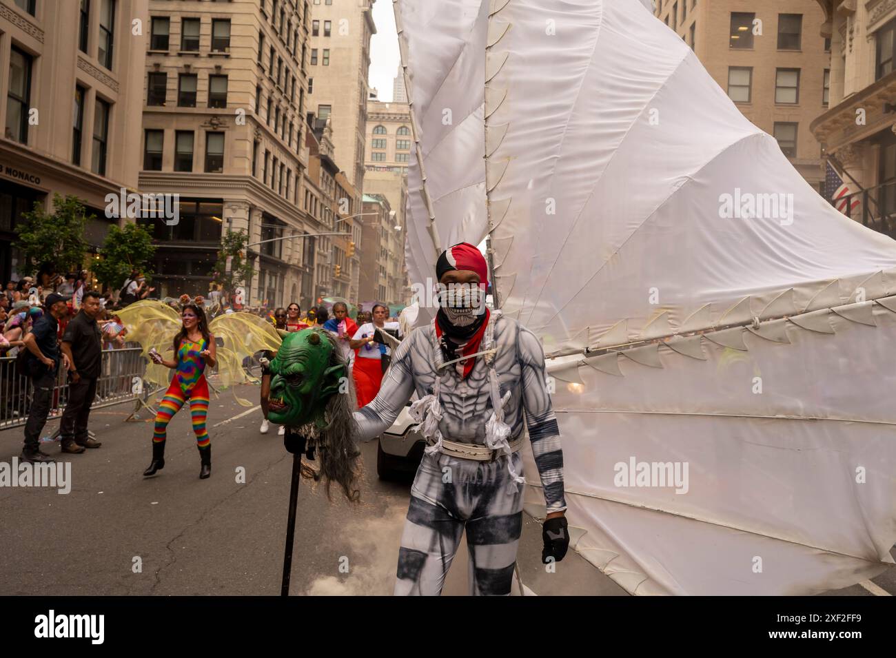 In Kostümen gekleidete Personen nehmen an der jährlichen New York City Pride Parade am 30. Juni 2024 in New York Teil. (Foto: Ron Adar / SOPA Images/SIPA USA) Stockfoto