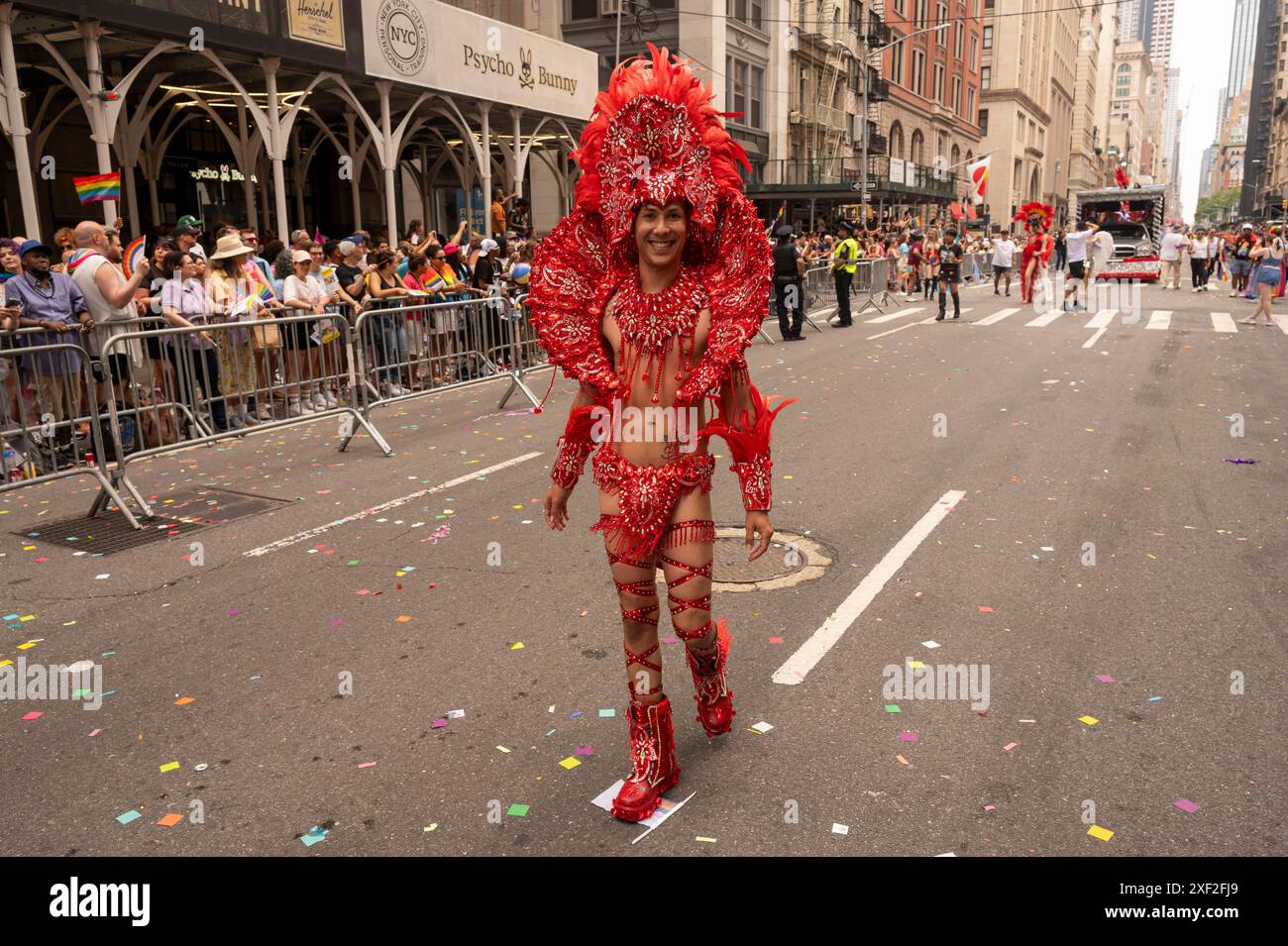 In Kostümen gekleidete Personen nehmen an der jährlichen New York City Pride Parade am 30. Juni 2024 in New York Teil. (Foto: Ron Adar / SOPA Images/SIPA USA) Stockfoto