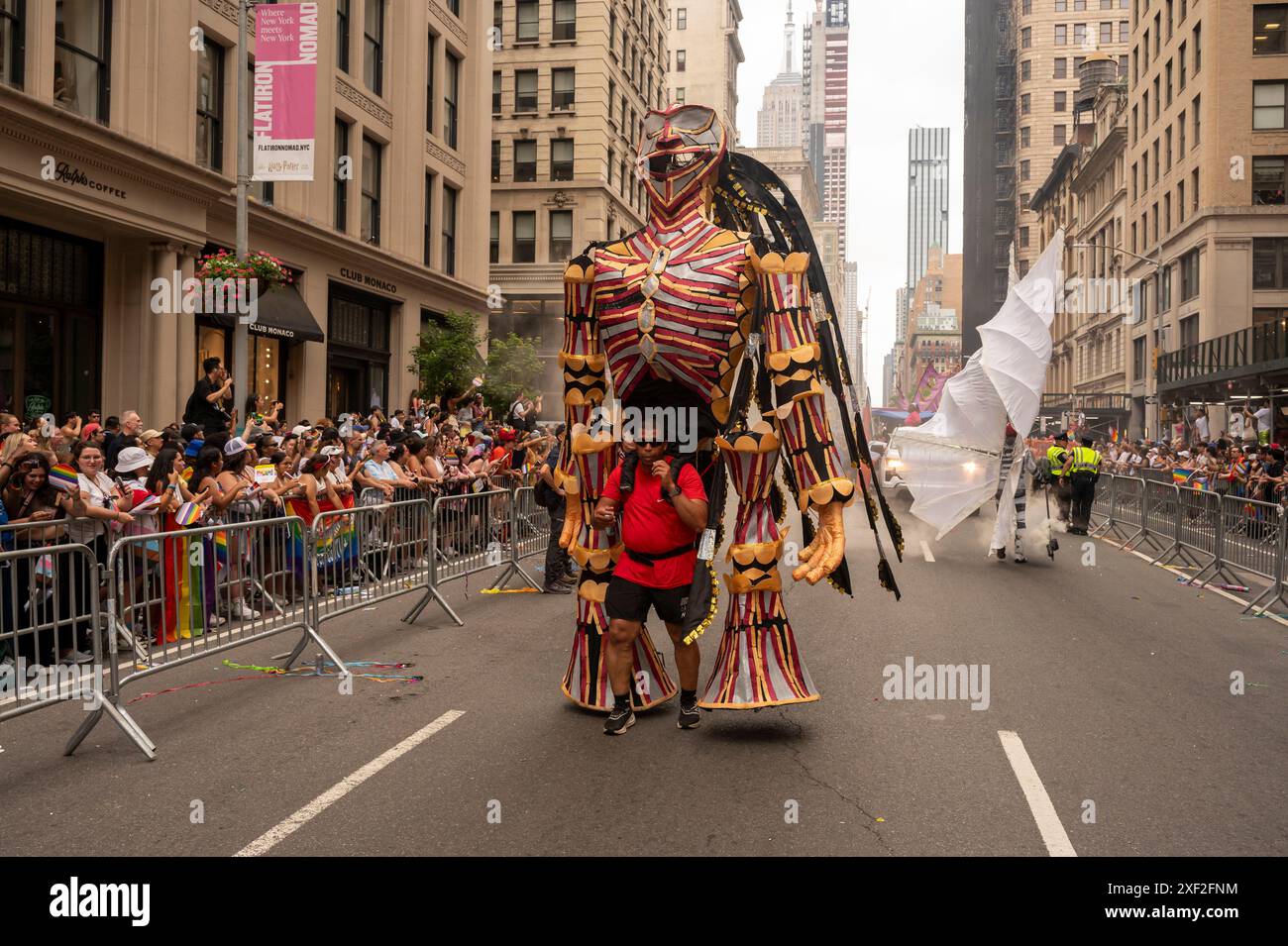 In Kostümen gekleidete Personen nehmen an der jährlichen New York City Pride Parade am 30. Juni 2024 in New York Teil. (Foto: Ron Adar / SOPA Images/SIPA USA) Stockfoto